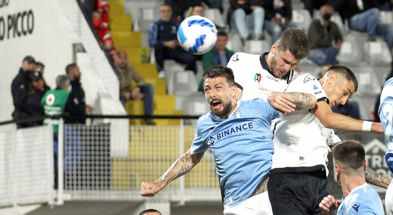 Una pazza Lazio batte lo Spezia (3-4) nel nome del contestato Acerbi