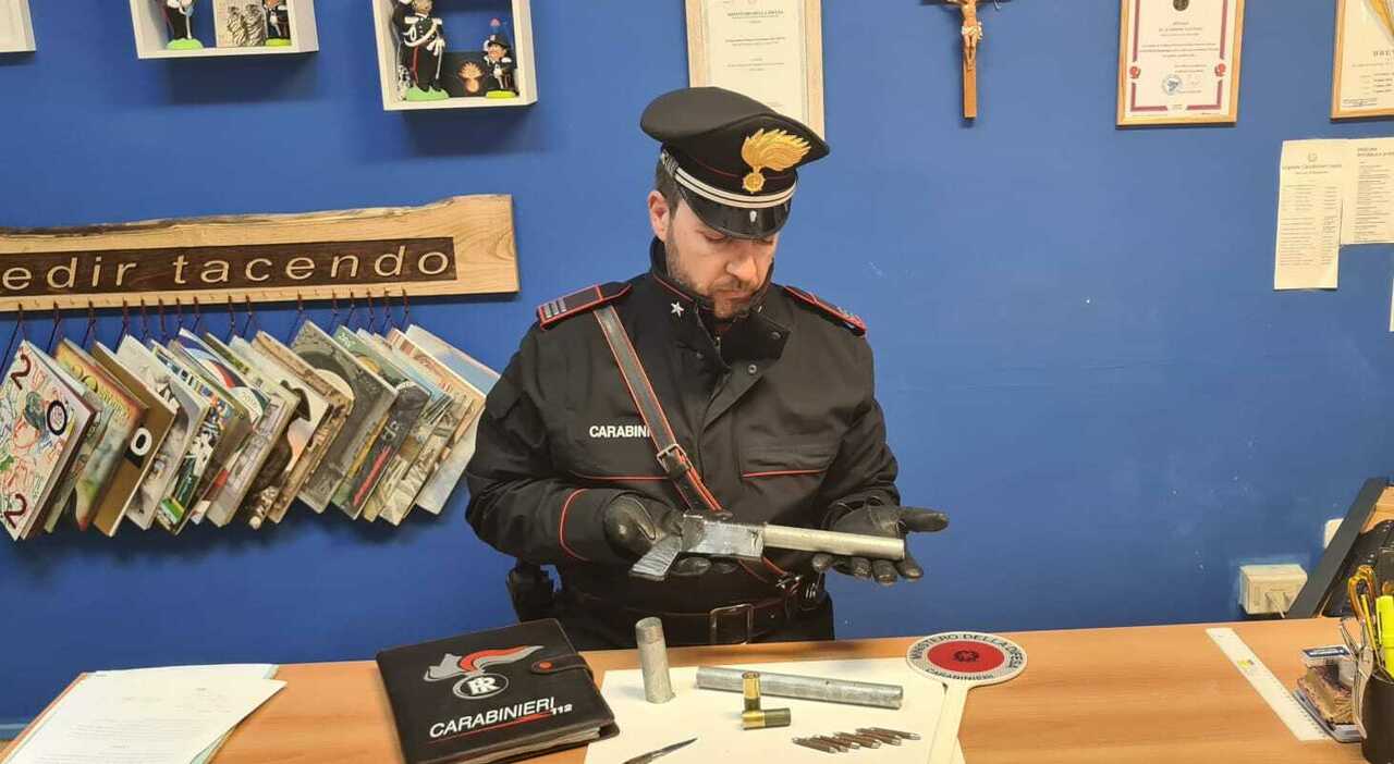 Minaccia i figli con una pistola artigianale, arrestato dai carabinieri