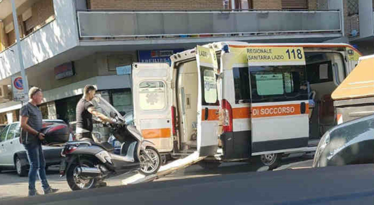 Roma, infermiere carica lo scooter sull'ambulanza e viene sospeso: 5 anni dopo promosso a caposala