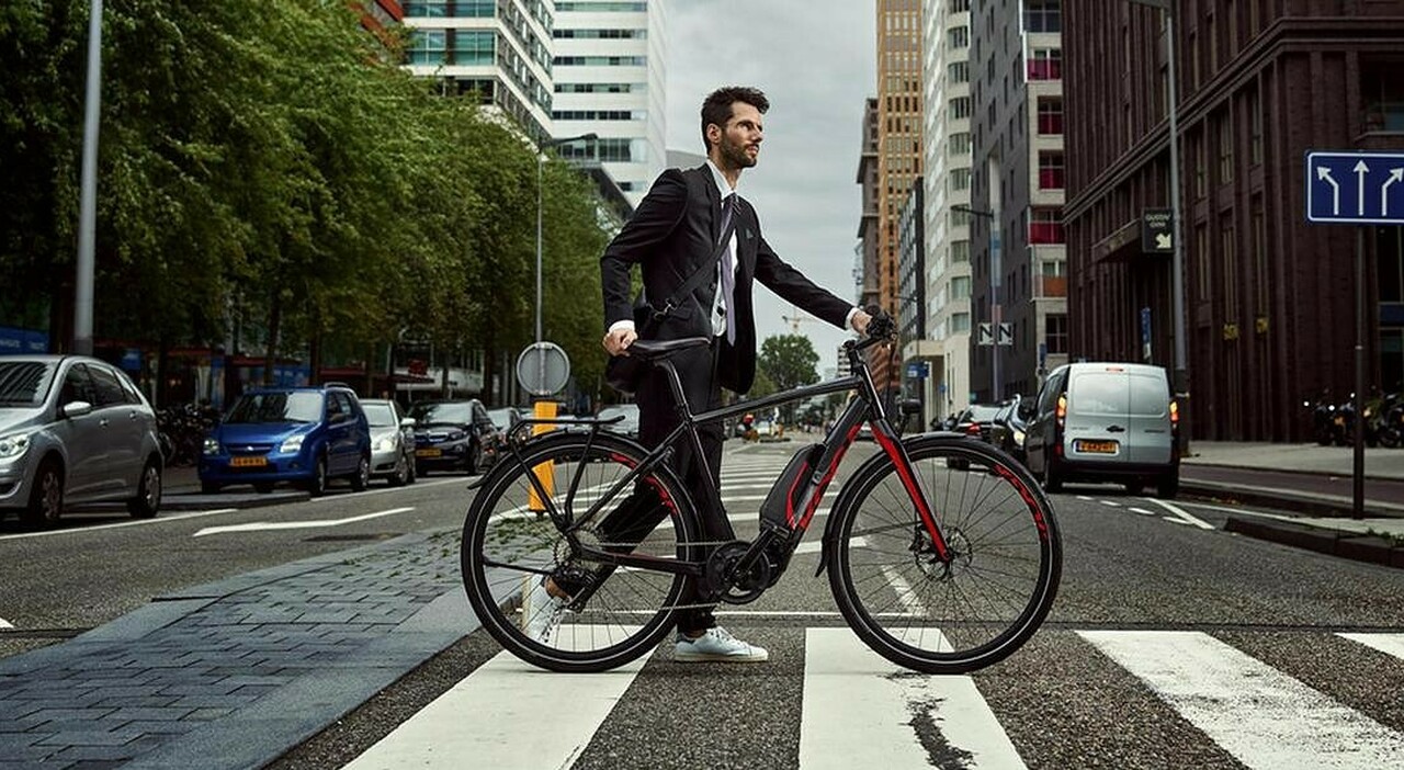 Biciclette elettriche, targhe e patente come le moto per chi le modifica: ecco la stretta