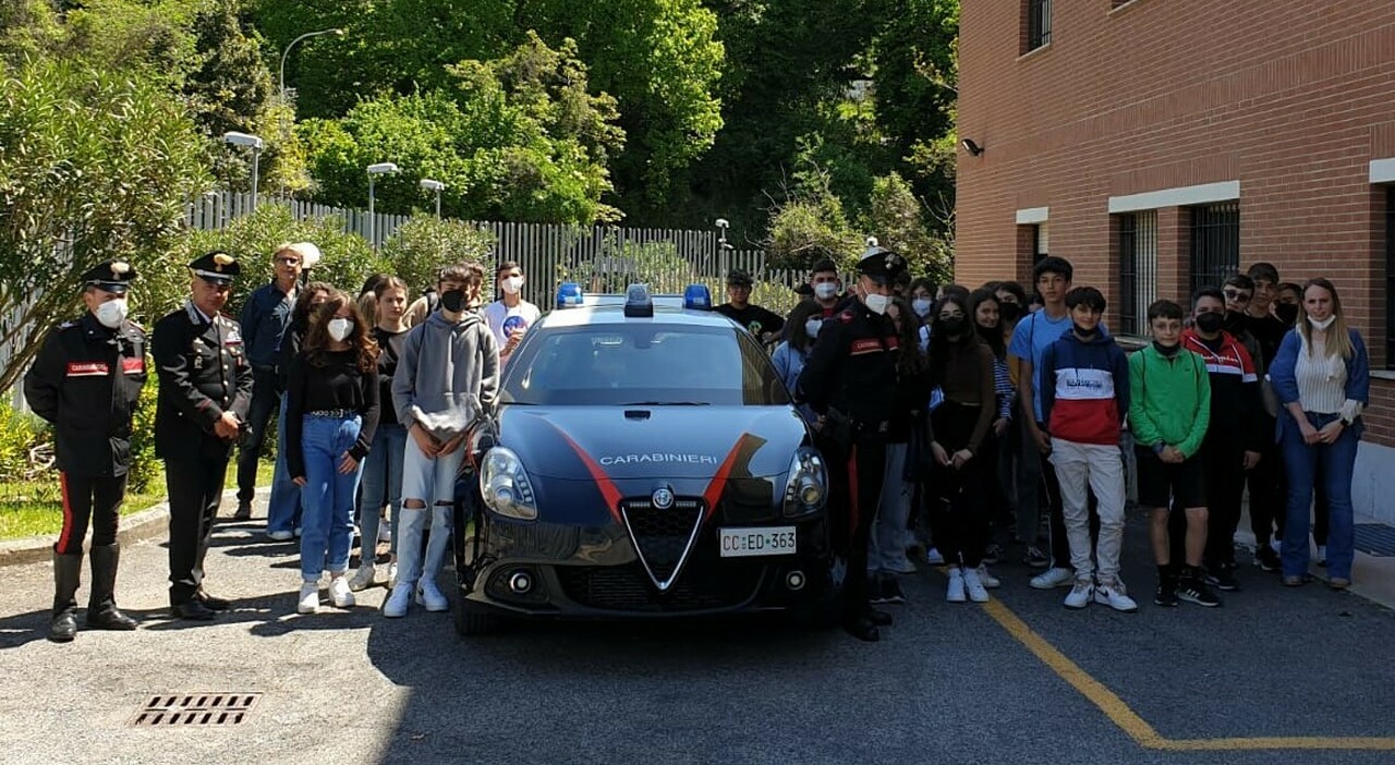 “Un giorno da carabiniere”, gli studenti di Poggio Mirteto visitano il locale comando compagnia