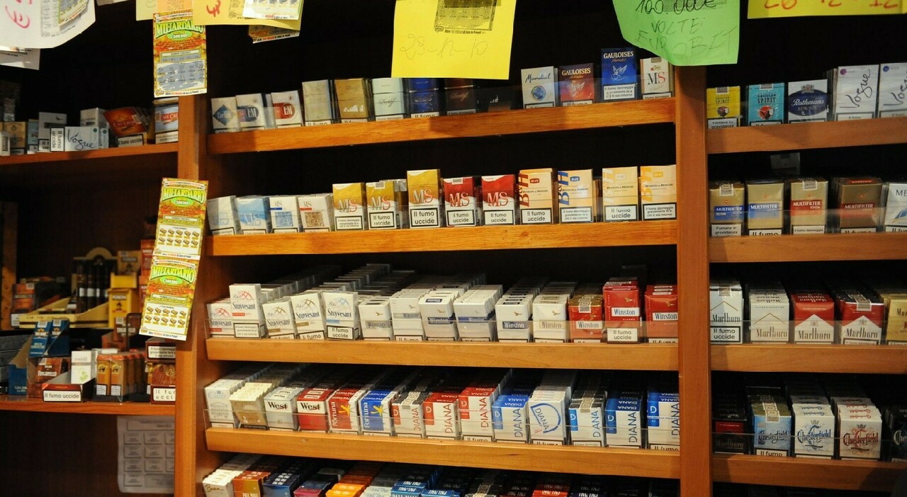 Sigarette, aumento di 20 cent da gennaio. Rincari anche su e-cig e sigari con le nuove accise dal 2023
