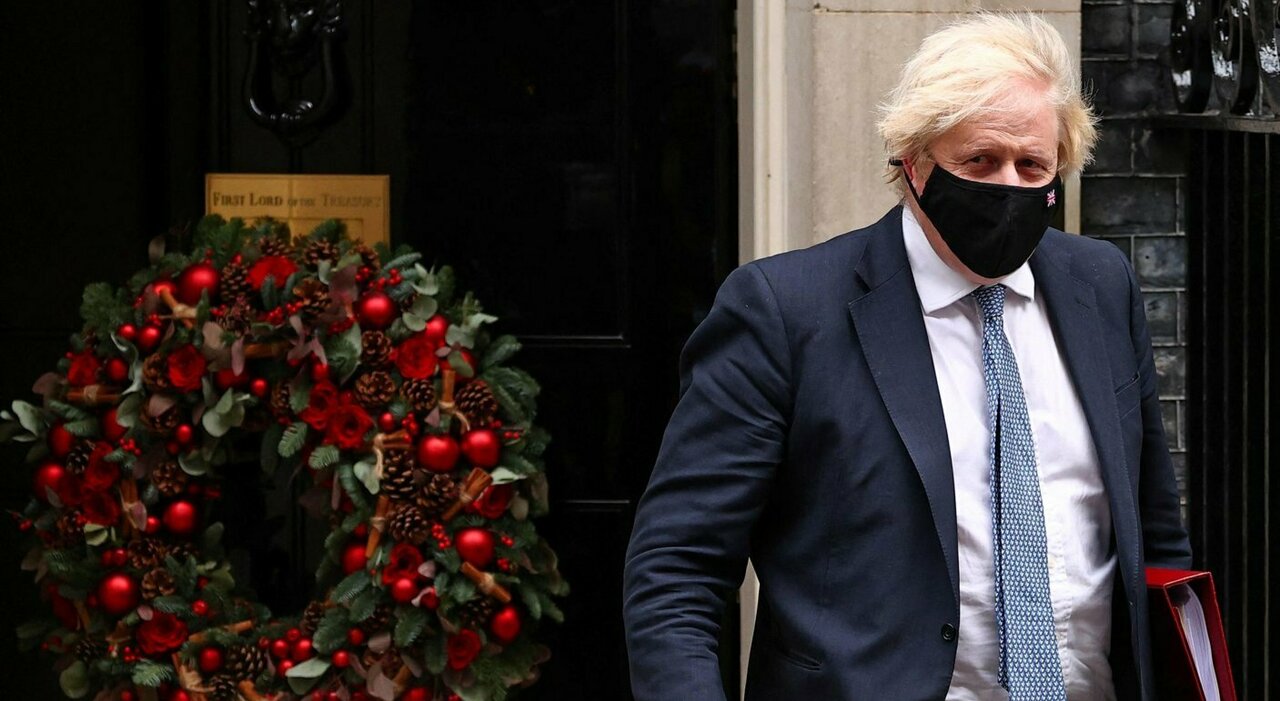 Boris Johnson, feste alcoliche e affollate durante il lockdown: il partygate travolge il primo ministro