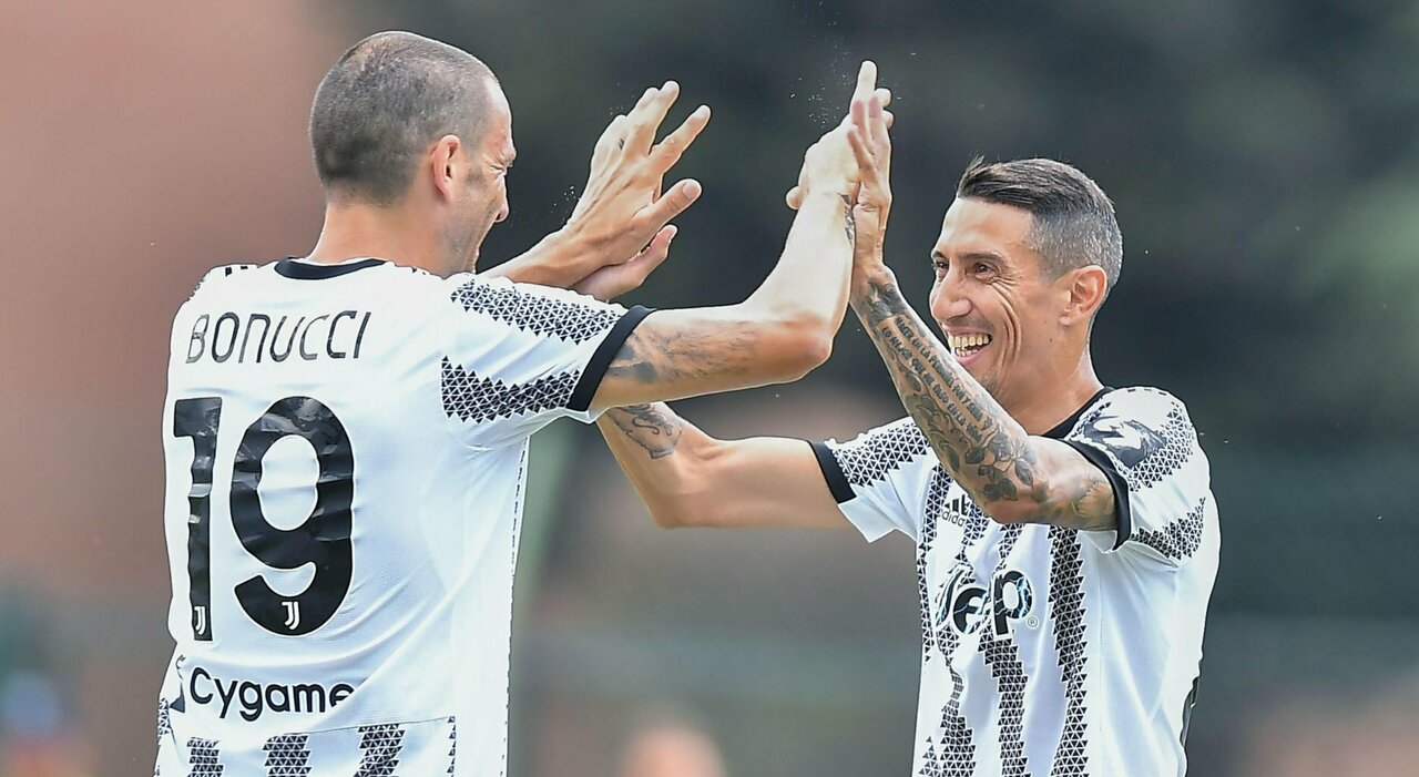 Diretta Juventus Sassuolo 0 0: contatto Alex Sandro Muldur, i bianconeri reclamano il rigore