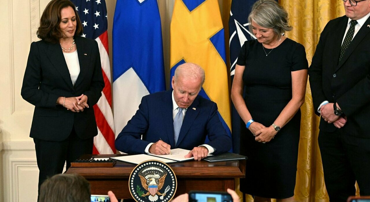 Svezia e Finlandia nella Nato, Biden firma il via libera all
