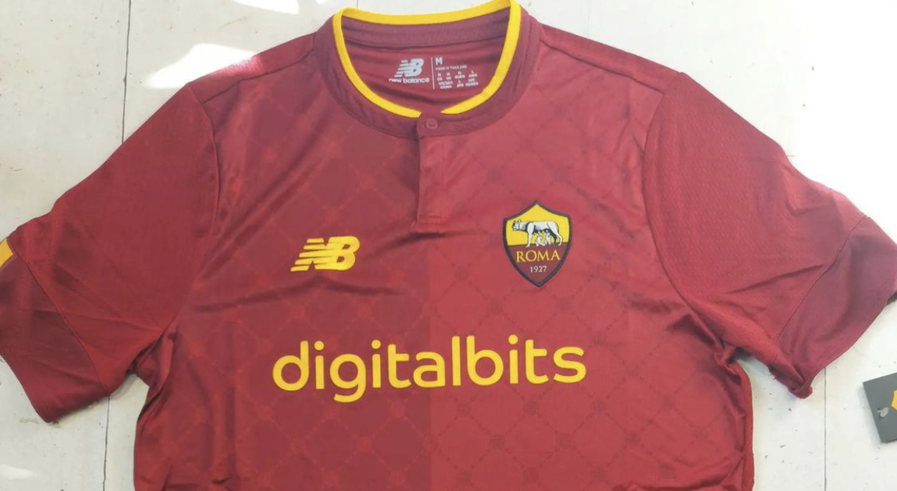 Roma, ecco la nuova maglia per la stagione 2022/23: collo alla coreana e trama con scritta 