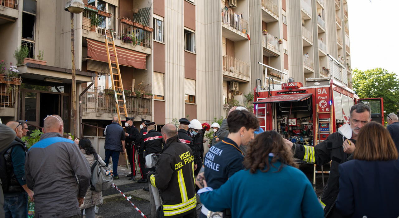 Incendio a Via Inverigo a Prima Porta alle porte di Roma, evacuati i residenti (foto: Francesco Iovine/Ag. Toiati)