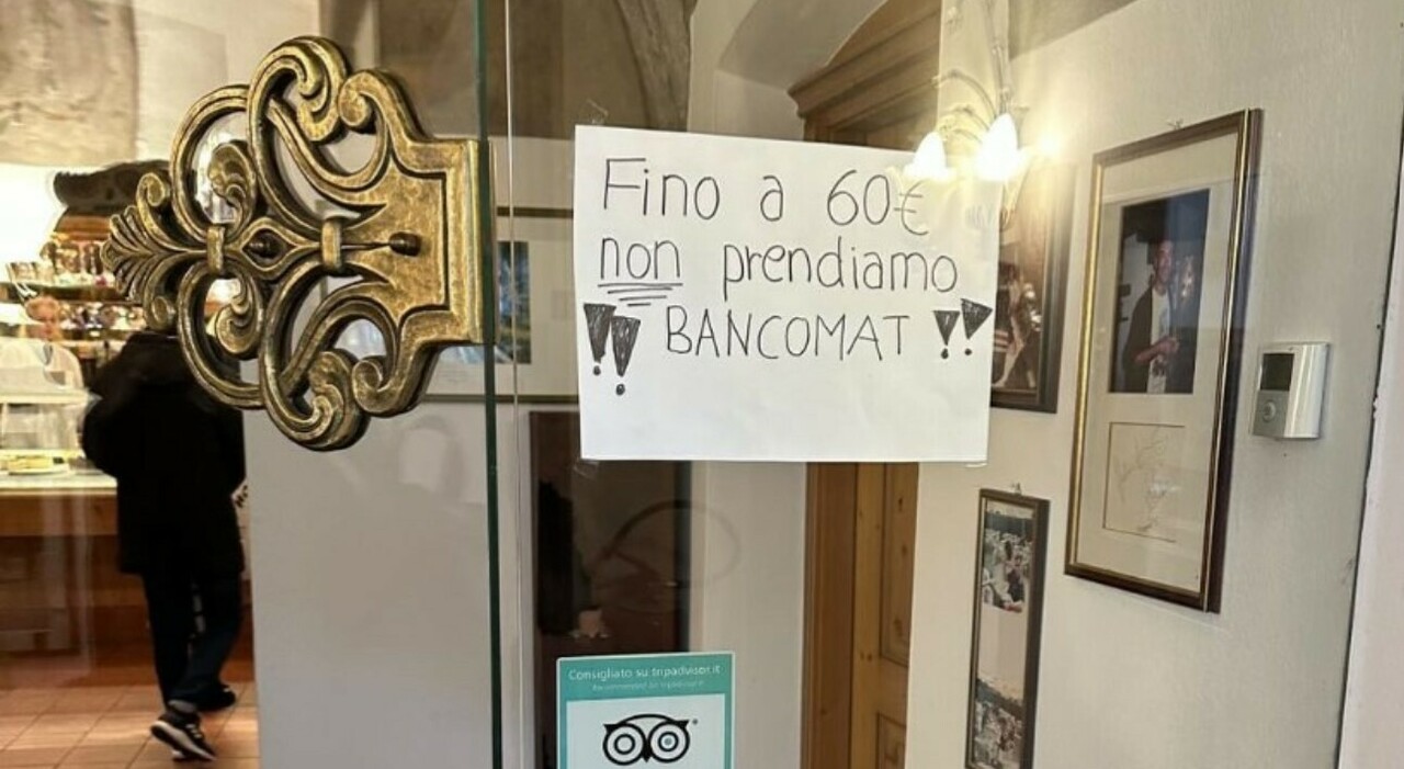 «Fino a 60 euro non prendiamo bancomat», il cartello in pasticceria a Bressanone scatena i social