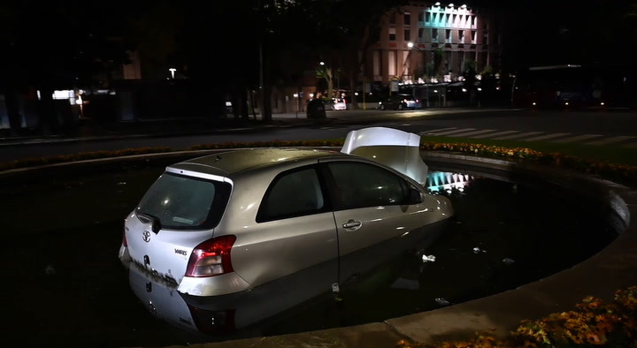 Roma, all'Eur una macchina finisce nella fontana: ecco cosa è successo