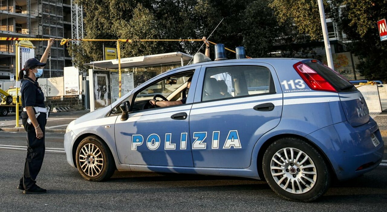 Roma, senza patente alla guida del furgone travolge bimba di 2 anni nel passeggino: denunciata