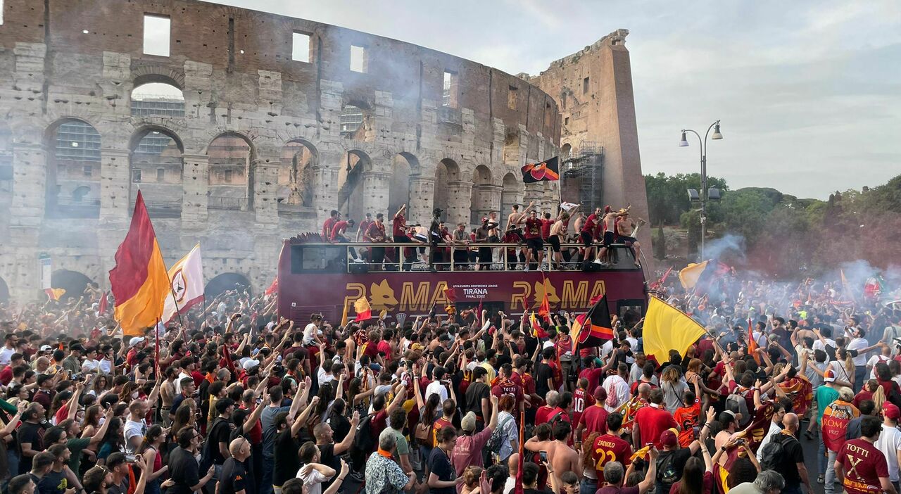 Roma, 100.000 tifosi in delirio al Circo Massimo. Il pullman della squadra arrivato al Colosseo