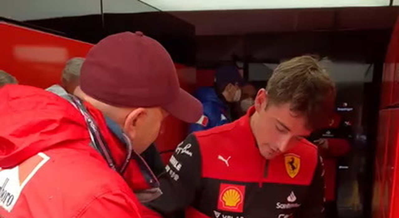 Ferrari, Leclerc riceve la maglia della Lazio col suo numero: «Bellissima, grazie davvero»