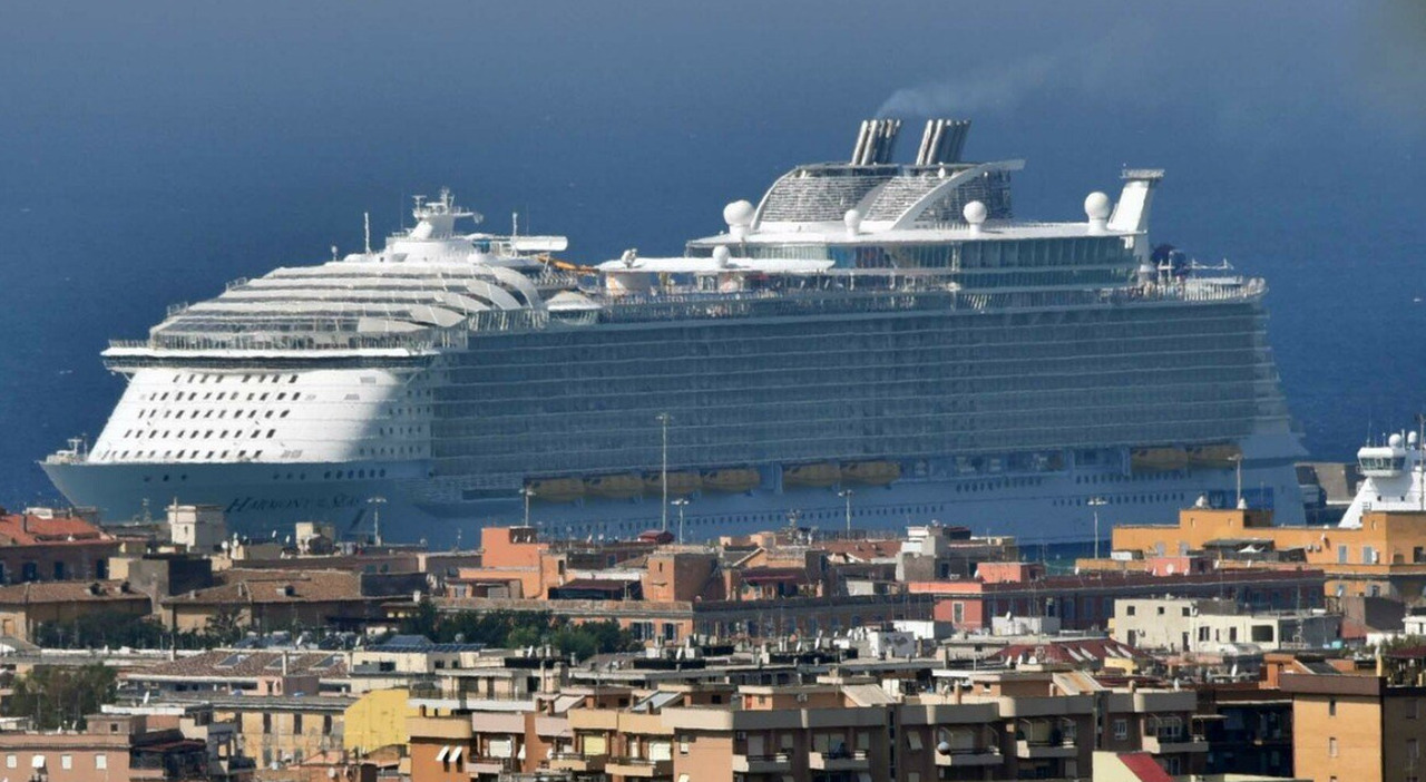 La nave da crociera più grande del mondo al porto di Civitavecchia: la “Wonder of the Seas” è più lunga della portaerei nucleare Truman