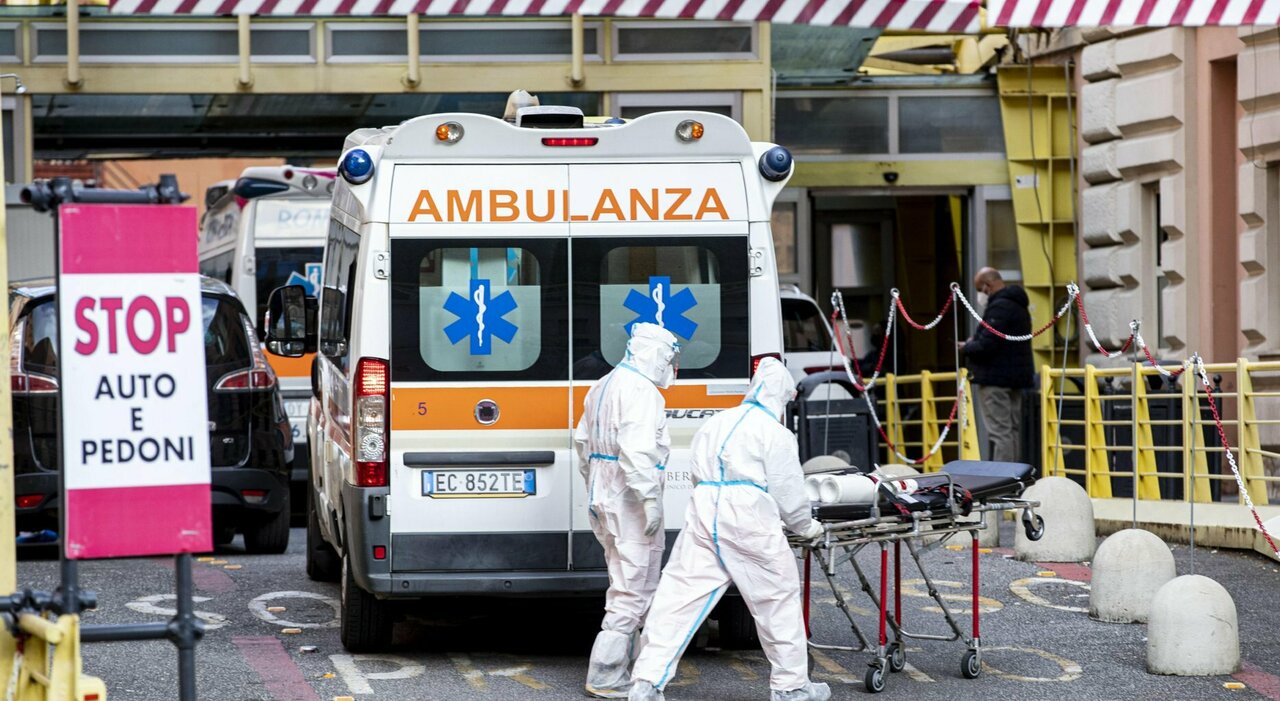 Roma, due ore a terra dopo un incidente. «Mancano le ambulanze»