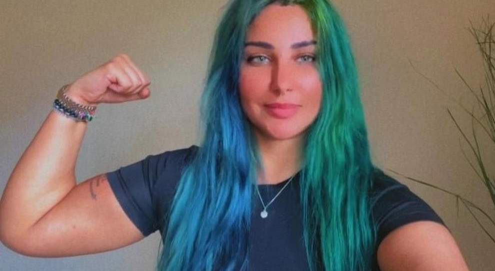 Refa, l influencer saudita perde la custodia figli per i tatuaggi e i capelli verdi: «È una mamma inadatta»