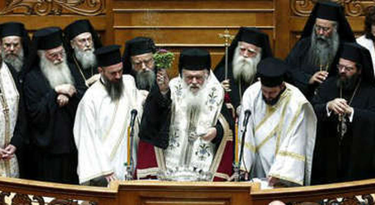 No-vax αφορίστηκε από την Ορθόδοξη Εκκλησία της Ελλάδος, ο Πάπας Φραγκίσκος αναμένεται σε Λέσβο και Κύπρο