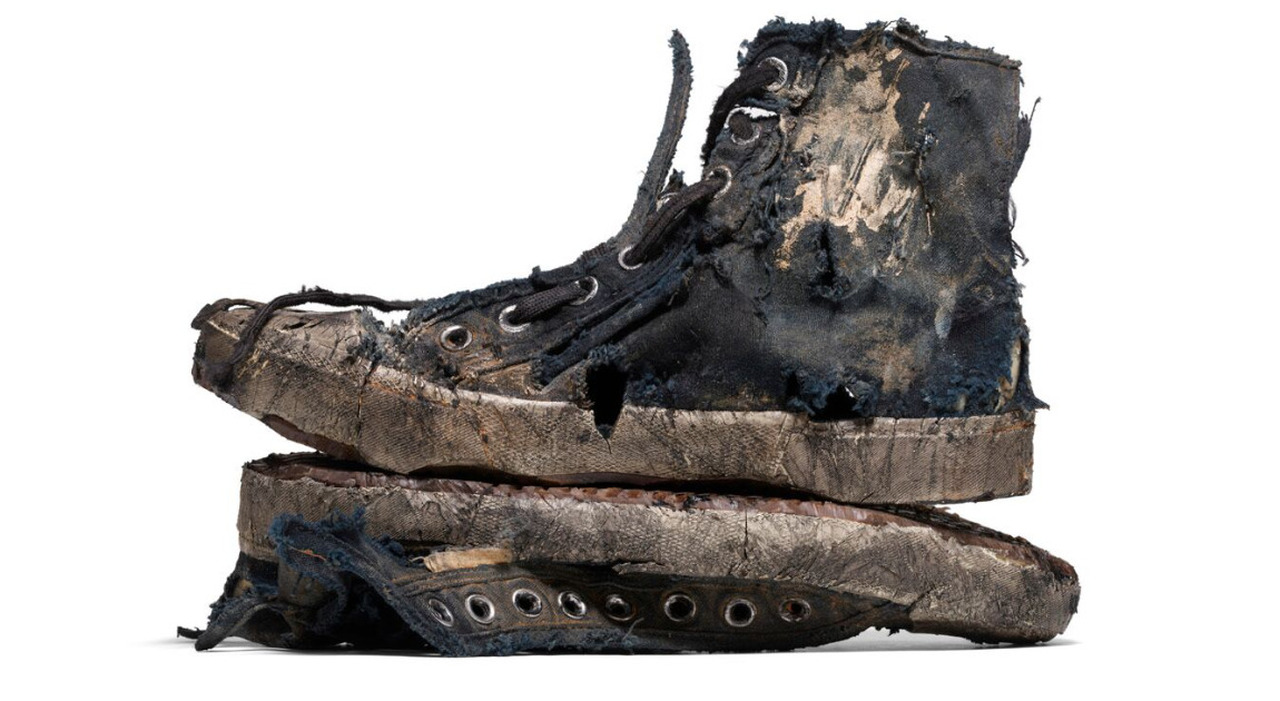Balenciaga lancia le sneakers "distrutte" da 1.450 euro (in edizione limitata): bufera social