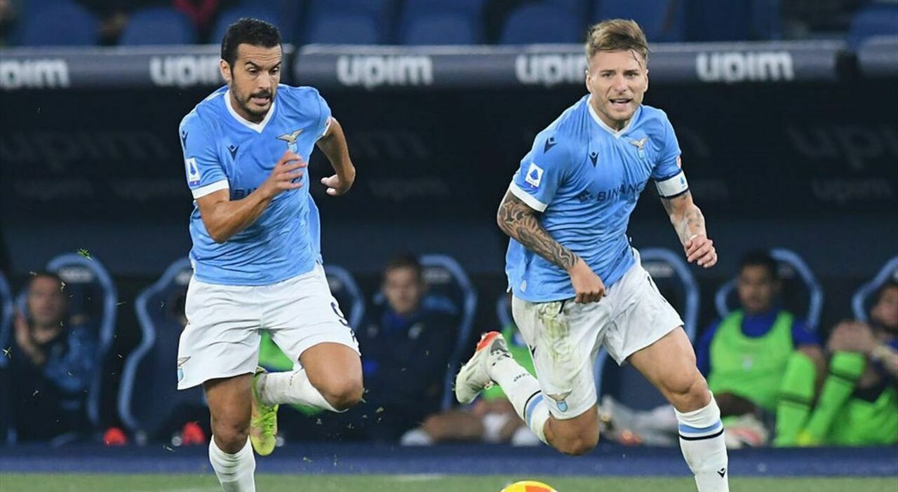 Lazio: accenno di tattica con Acerbi che torna subito in gruppo, ma Pedro già pensa alla Juventus