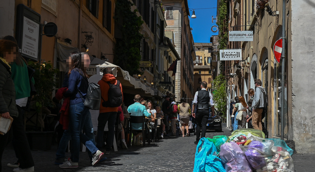Roma, i rifiuti nelle strade dopo le vacanze di Pasqua