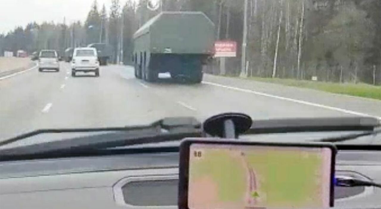 Finlandia, Putin sposta missili nucleari verso il confine. Il video che mostra gli Iskander sui camion
