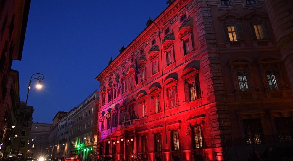 Palazzo Madama si illumina di rosso: «No alla violenza sulle donne»