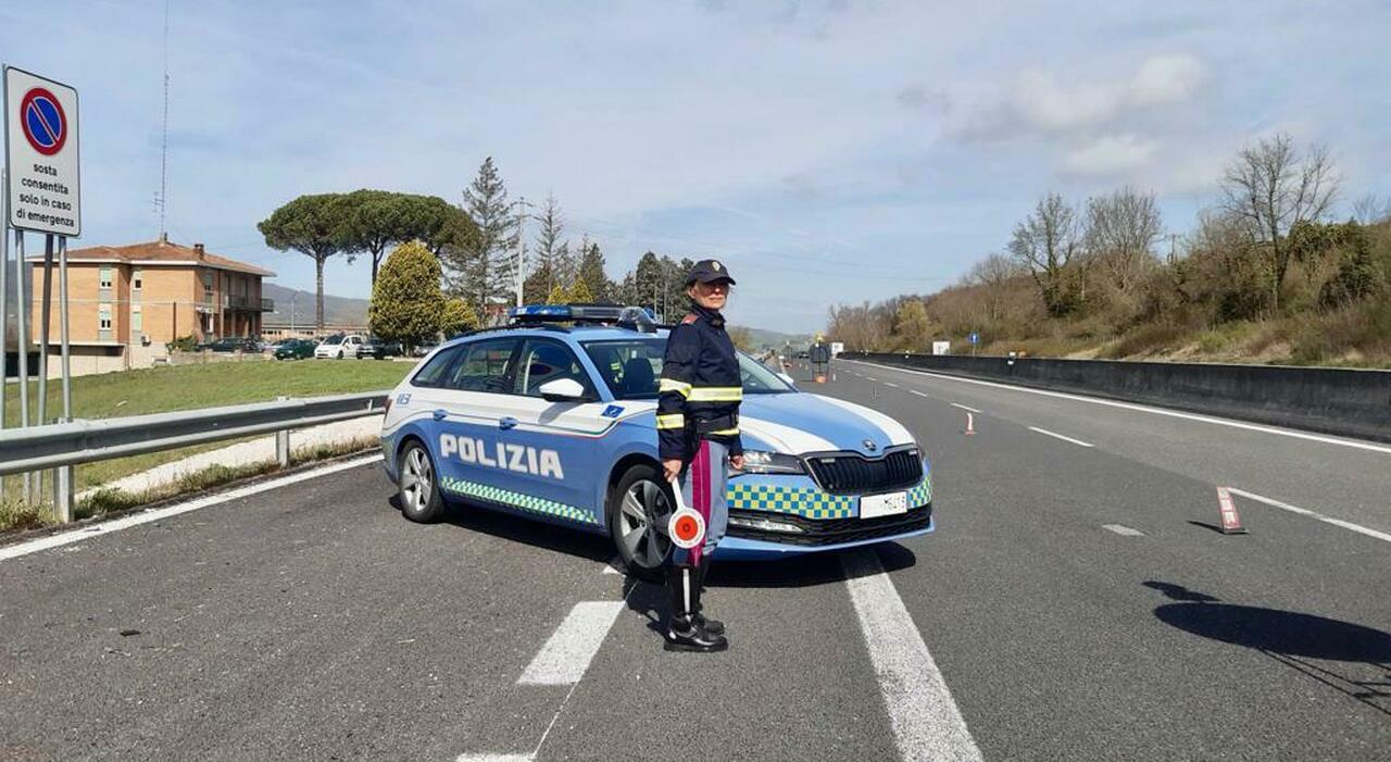 San Vittore del Lazio, pullman in panne sull'A1: paura per 60 bambini. La polizia stradale li mette in salvo