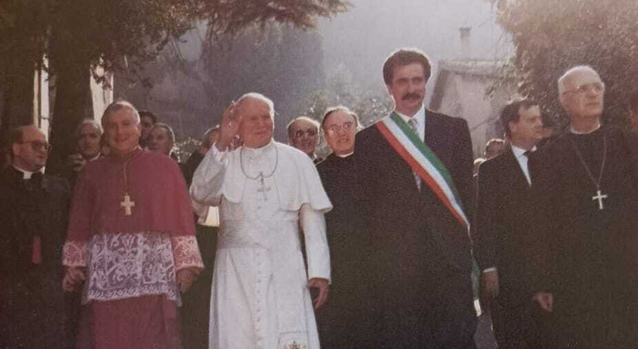 Mario Perilli, allora sindaco di Fara Sabina, con Papa Wojtyla