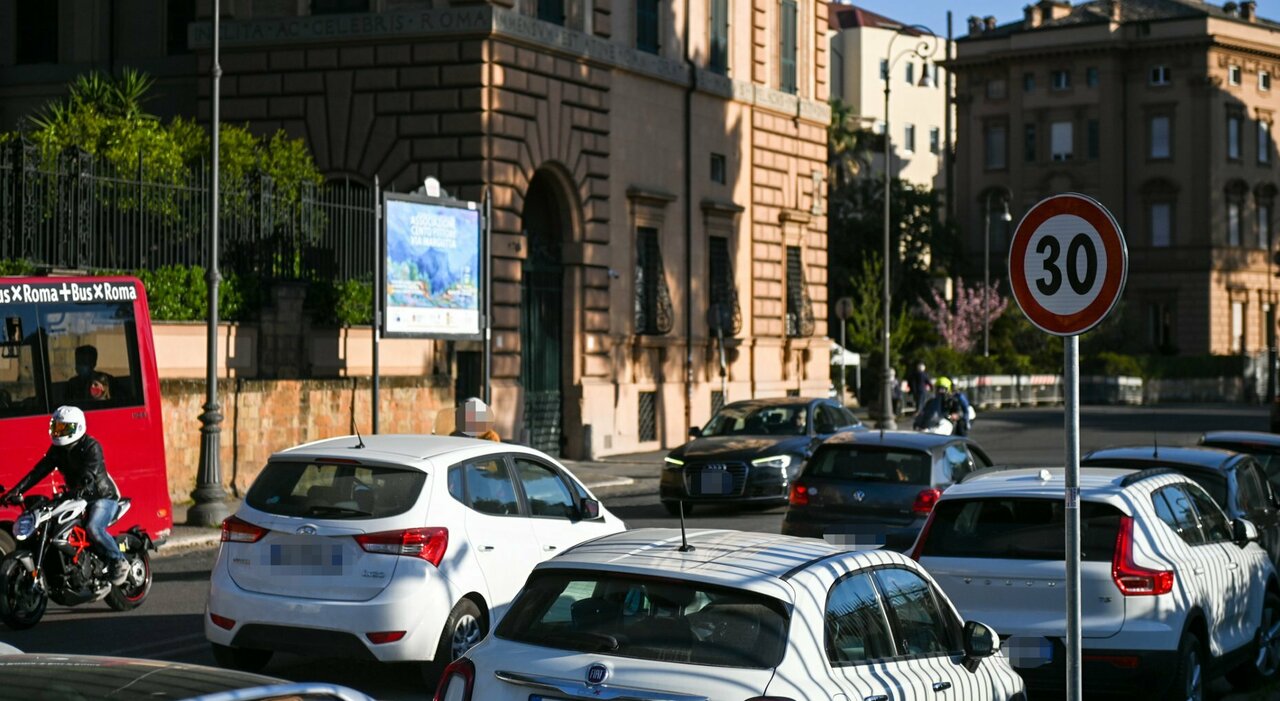 A Roma lavori, dissesti e radici: da via Pinciana alla Salaria, la mappa delle strade a 30 km all'ora