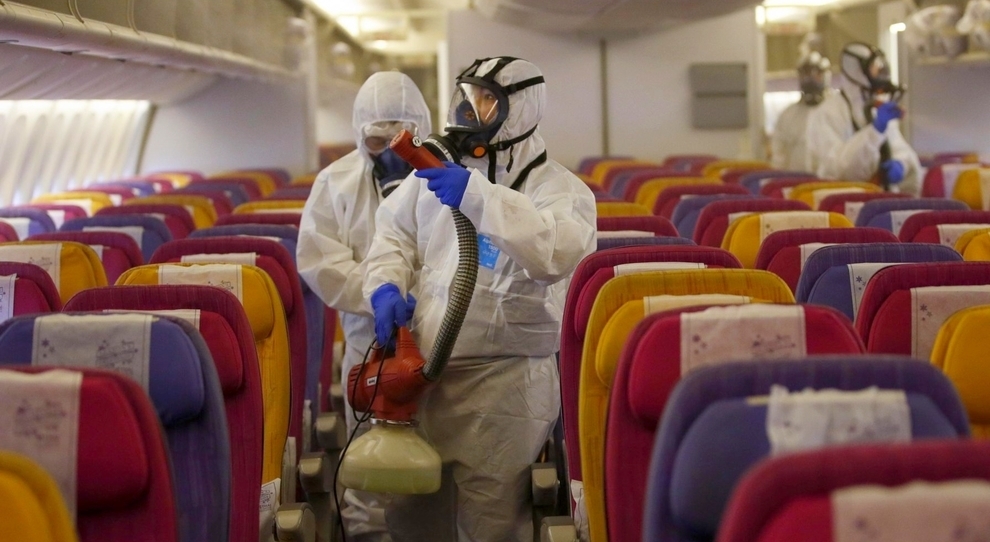 Coronavirus, in aereo con la mascherina ma vicini: niente posti vuoti, la  Ue accontenta le compagnie