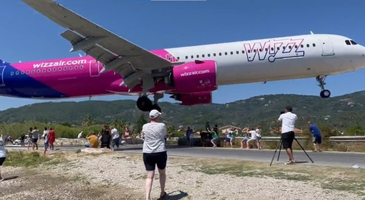 Wizz Air, αεροπλάνο βόσκει τουρίστες στην παραλία στην Ελλάδα.  “Ρεκόρ προσγείωσης”
