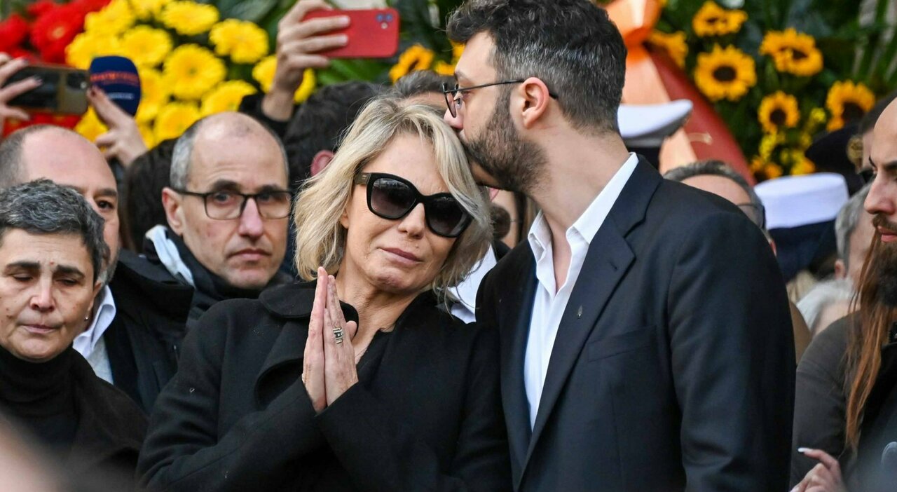 Vive el funeral de Maurizio Costanzo, lágrimas de María de Felipe.  El cortejo fúnebre en el Teatro Parioli para su último espectáculo