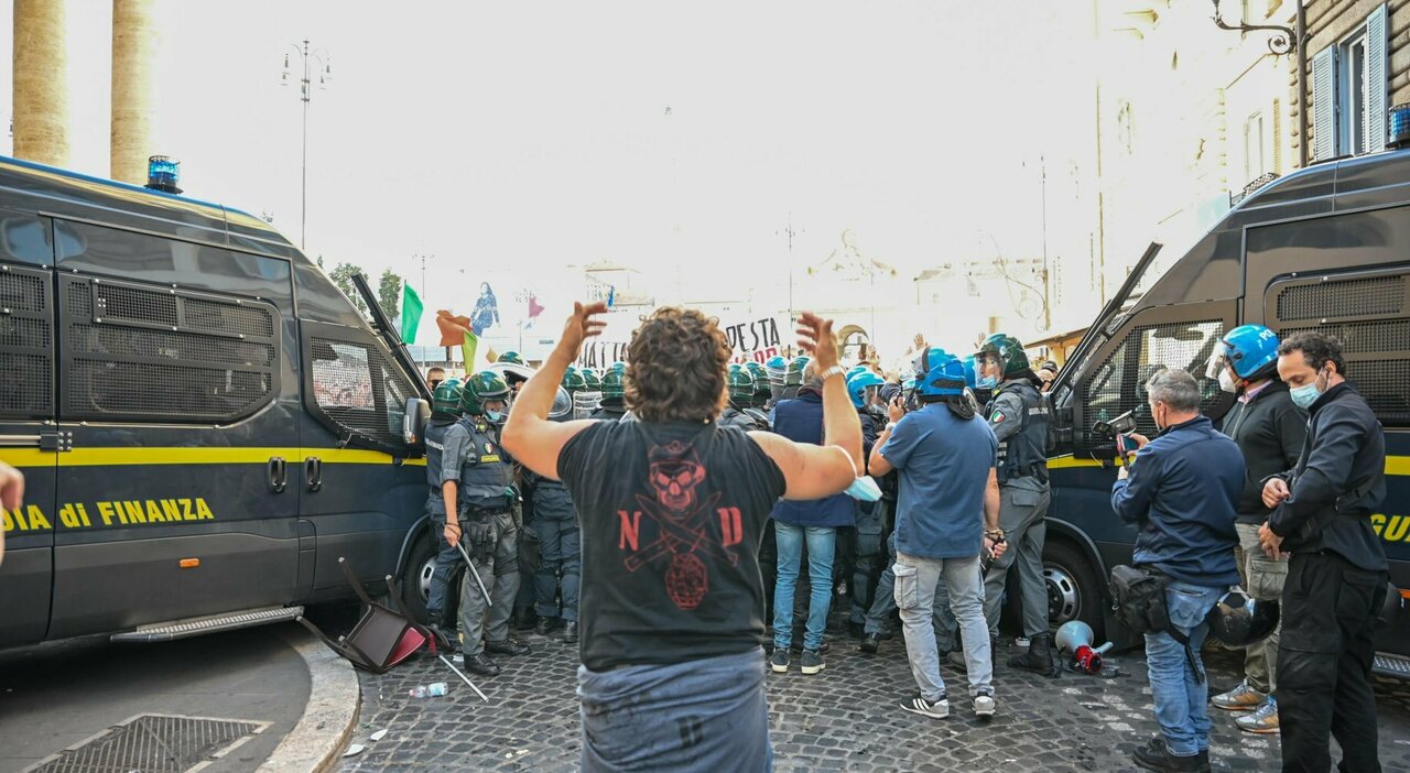 Corteo No Green Pass a Roma: gli scontri con la polizia e l'assalto alla sede della Cgil