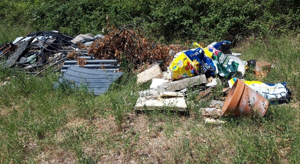 Foligno, rifiuti abbandonati in un terreno agricolo: scattano gli  accertamenti dell'ispettore ambientale