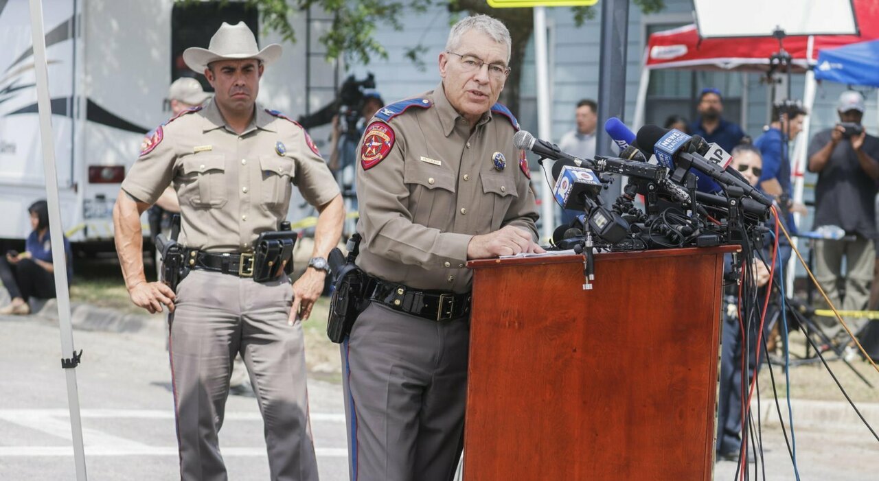 Strage Texas, la polizia: «Abbiamo sbagliato, dovevamo entrare». Bimba messa in attesa dal 911
