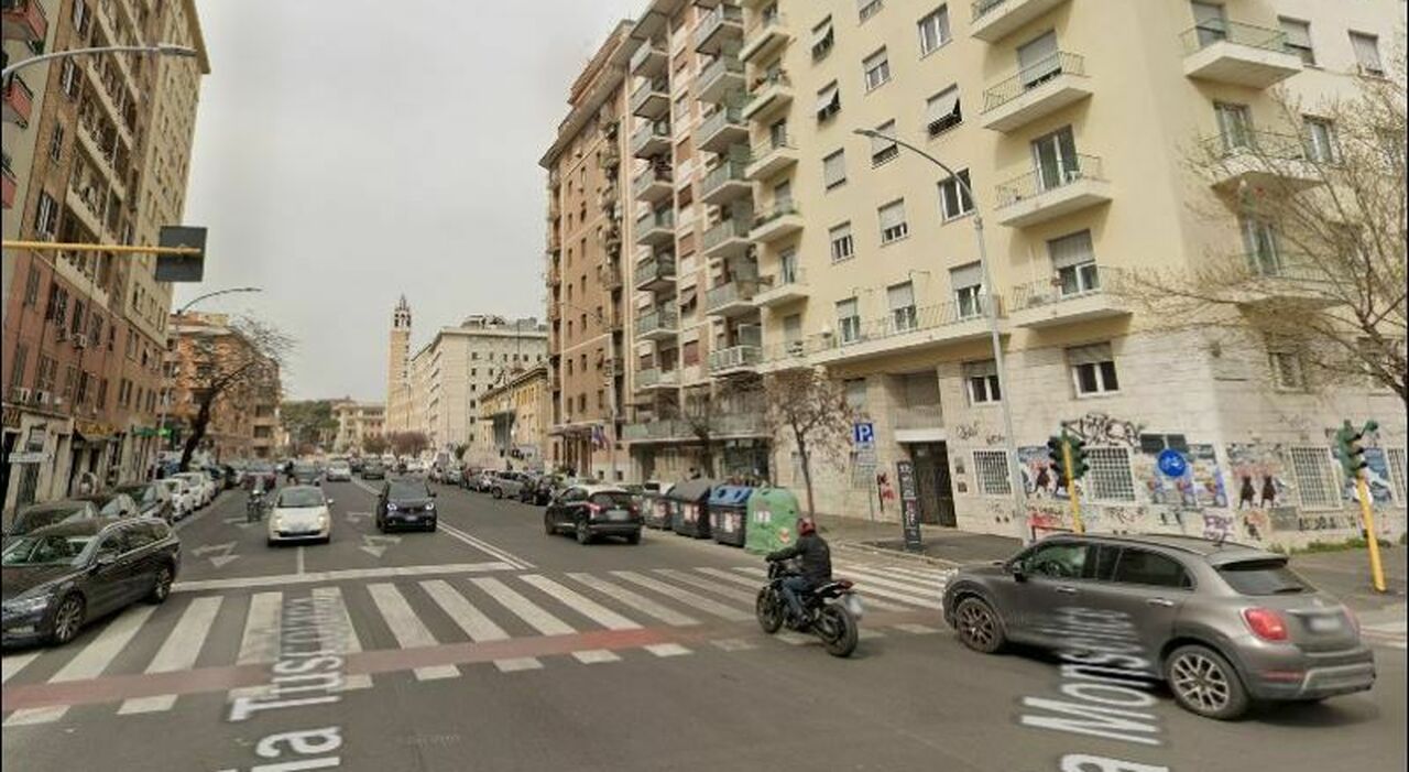 Roma, incidente sulla Tuscolana, auto contro moto: muore 34enne