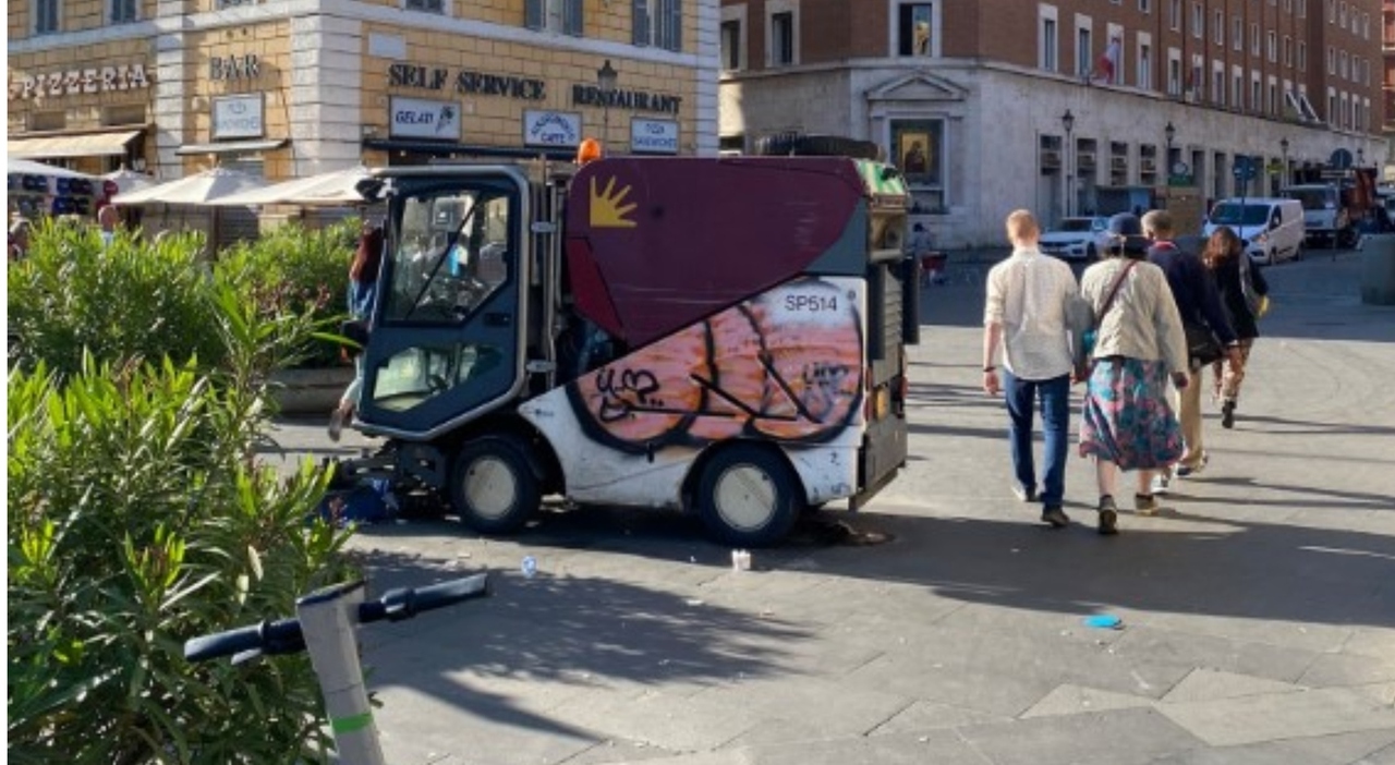Ama, furgoncino in avaria sul marciapiede di piazza Risorgimento da giorni. «Perché nessuno lo rimuove?»