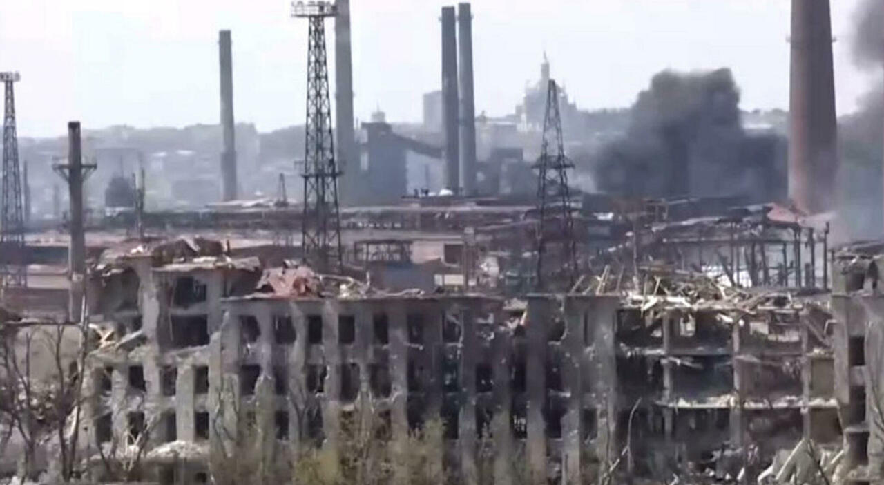 Ucraina, pioggia di fuoco russo sull'acciaieria: ma Azovstal resiste ancora