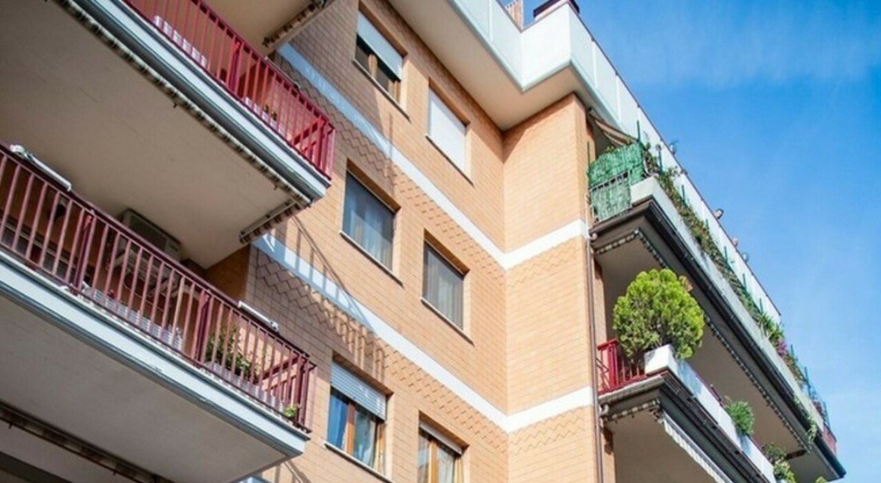 Roma, bambino di 4 anni precipita dal balcone al Prenestino: è gravissimo. Indaga la polizia