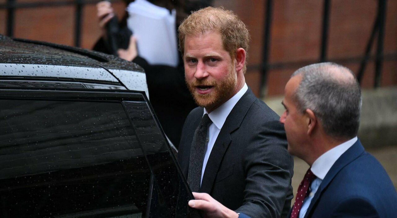 Harry e le intercettazioni telefoniche nascoste da Buckingham Palace: «Avevano paura di azioni legali»