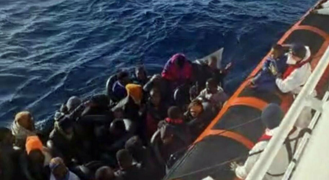500 people in distress on a boat
