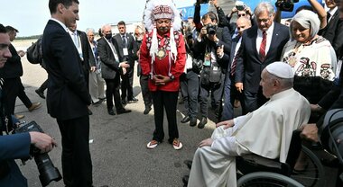 Papa Francesco arrivato in Canada: «Sarà un pellegrinaggio penitenziale» Sale in aereo col montacarichi, scende dalla cambusa poi la carrozzina