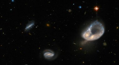 L'abbraccio delle due galassie immortalato dal telescopio Hubble: la fusione a 671 milioni di anni luce di distanza