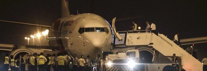 Atterraggio d'emergenza per un aereo Malaysia, si rompe un carrello