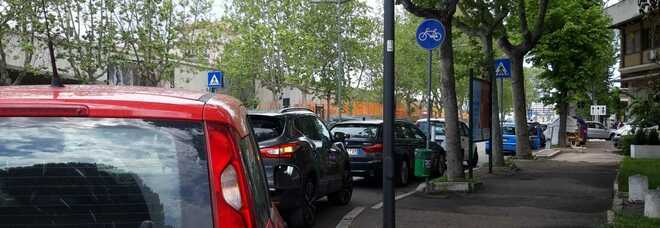 Sosta selvaggia sulla posta ciclabile: fila di auto in via De Gasperi