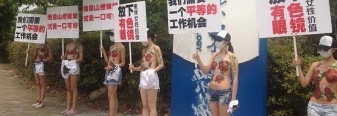 Cina, studentesse protestano a seno nudo contro discriminazione sessuale
