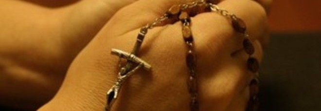 Troppo occupata a recitare il rosario. Vede il ladro ma lo lascia rubare