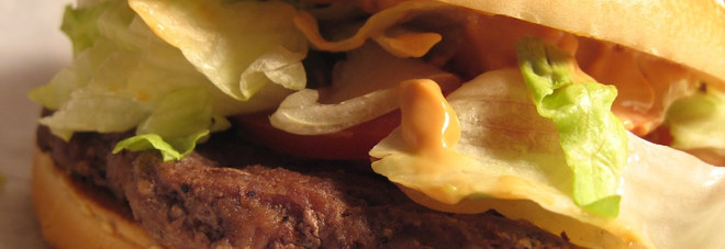 McDonald's inaugura le consegne a domicilio: hamburger a casa contro il calo delle vendite