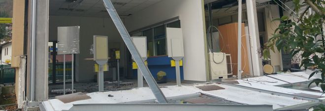 Terremoto, a Visso crolla la facciata delle Poste: l'ufficio si sposta in un pullmino