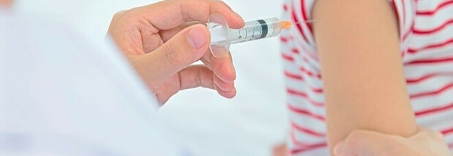 Germania, medico vaccina per sbaglio bimba di 9 anni: denunciato e licenziato