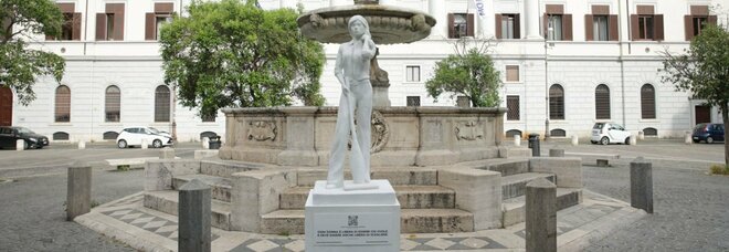 Roma, a Trastevere spunta la statua della "Donna con l'aspirapolvere": l'installazione fa discutere